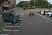 影/「斑馬線又吃人」！台中貨車搶快行人破頭掛照後鏡　超扯過程曝光