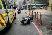 影/「致命轉身」影片曝！7旬翁過馬路突調頭騎士摔車亡　弟泣訴原本與哥哥約好去運動