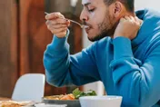 一年爆瘦20公斤！30歲男「吞不了飯」　就醫才知罹患罕病