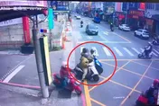 影/彰化大馬路直接開搶！雙載機車「捲走名牌包」開溜　包裏有這些東西…秒噴7.3萬