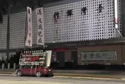 我的字典沒有放棄！「台南抗議傳奇」看板汽車遭拖吊　昨晚重磅歸位