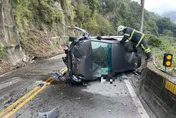 影/苗栗公館山區死亡車禍！自小客車撞山壁側翻　車頭全毀駕駛傷重不治