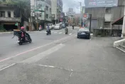 疑A柱惹禍！新店警巡邏車輾行人腳掌！她骨裂倒地送醫