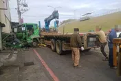 整輛拖板車失控衝撞工廠！駕駛乘客慘卡車內　所幸還有圍牆擋住保住廠區
