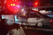 又是酒駕惹禍！苗栗44歲男自撞分隔島慘死　路燈腰折車頭全爛畫面曝光