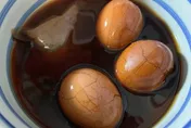 影/母親將家中茶葉拿來煮蛋　沒想到竟是珍貴「白毫銀針」一斤上萬