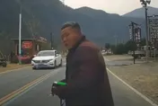 影/助長歪風？臨停路邊遭翁強收停車費　警到場後竟要駕駛「先付了」...