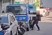 影/當街破壞片！男邊走邊拿鐵鎚砸壞7車　原因竟是跟家人吵架賭爛