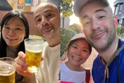 吳鳳突曬愛妻裸背照「驚見深紫色痕跡遍佈」！他心疼吐內幕：想要哭了…
