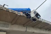 快訊/台61線自撞車禍！化學槽車撞破護欄　駕駛噴飛墜橋亡