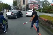 國道球棒隊！貨車1招「反制賓士插隊」　慘遭3男「砸爛玻璃」