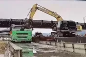 直接打臉！怪手吊臂「華麗轉身」　砂石車路過遭顏面重擊