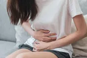 妹子經痛20年！竟是「牛奶」害的　醫揭「奶製品」影響荷爾蒙平衡