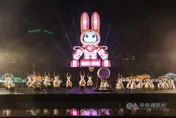 影/台灣燈會點亮台北「玉兔壯彩」炫目　日韓團體表演吸睛