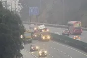 國3貨櫃車自撞護欄「騎上」分隔島！一度回堵3公里　上午9時排除