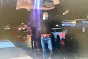 影/2男子北市酒店尋仇當街持槍　警拔槍對峙喝令「把槍放下！」