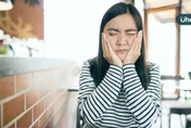 水喝太少恐會讓你的臉腫得像「豬頭」！醫曝「腮腺發炎」常見原因