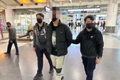影/三峽國道球棒砸車煞落網！主嫌高鐵站遭逮吐原因　辯跟友人傳遞「是口罩」