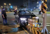 台中男暗夜酒駕自撞頭部受傷送醫　BMW車頭全毀吞掉安全島