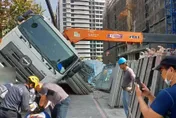 快訊/高雄工安意外！鷹架從拖板車上滑落「壓傷2工人」　他無呼吸心跳送醫