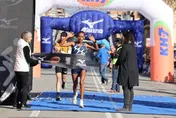 超勵志！視障女跑者碾壓所有正常選手　破紀錄奪西班牙半程馬拉松冠軍