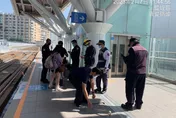 高雄輕軌誤點10分鐘！頑皮男童手鑽椅縫「卡住了」　工作人員協力助脫困