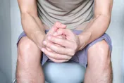 8旬翁超過5天沒大便！醫肛門觸診　食指一伸竟摸到「5公分腫瘤」