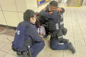 影/「手可以借我一下嗎？」無助身障婦獨佇捷運站　暖警這舉動被拍下全網讚爆