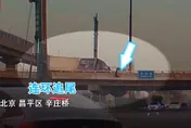 影/太嚇人！車禍後未撤離被來車撞飛　男子墜橋下車流險遭輾