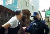 通緝犯喬雙UU車頭燈假扮大姐姐落跑　糗了！臉忘了化妝被抓包