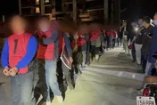 興建工地竟成天九牌職業賭場　警突擊逮16人扣68萬現金