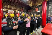 拱天宮白沙屯媽「放頭旗」！懸廟門龍柱供參拜　9天8夜進香正式展開