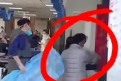 不知道懷孕！女工去廁所5分鐘「突生孩子」　老公傻眼：驗孕棒是一條槓