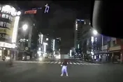 過馬路遭自小客撞飛又被小黃輾過肇逃　高雄女送醫傷重不治