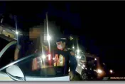 載通緝犯趴趴走！他拒攔查跳車逃逸　警鳴槍逮捕搜出毒品