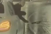 影/球棒隊變種？這輛賓士逆向被按喇叭　竟當街亮刀齜牙咧嘴要輸贏