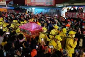 白沙屯媽祖進香/萬眾簇擁「粉紅超跑」長征　隨香人數破11萬人創紀錄