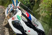 台灣女車神買單下課！跑山失控撞壁「車45度卡溝冒煙」　她笑：看到一堆白氣球
