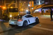 影/720萬保時捷撞爛！台中酒駕男自撞翻覆　零件噴飛波及2車