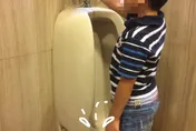 5歲弟「鳥鳥壞掉了」！一脫褲就流膿　醫驚曝原因：清出好多包皮垢
