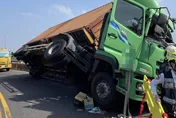 影/高雄貨櫃車翻覆　側躺護欄險墜橋！驚險畫面曝光
