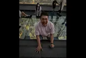 挑戰泰國最高「透明觀景台」！關韶文嚇壞全程跪地　網美照計畫泡湯