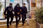 影/聽某嘴大富貴！他開車與妻吵架抓狂撞車　東西掉出來被警上銬GG了