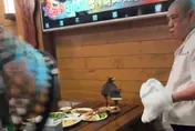 影/天降活蝦餐廳「搶食」霸桌！民眾驚呼「是老鷹耶」　老闆菜籃伺候