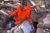 土國震災「父親緊握廢墟下女兒」照片故事曝光！父嘆：一個人救不出女兒