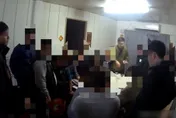 天九牌職業賭場藏身頂樓鐵皮屋　警突擊賭客窗戶丟賭具被當場抓包