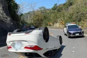 阿里山公路「轎車180度翻覆」！熱褲妹「淡定喝綠茶」成焦點