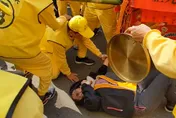 白沙屯媽祖進香/太感人！香燈腳不支倒地　媽祖婆陪她等到救護車來才離開