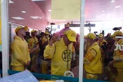 白沙屯媽祖進香/媽祖神轎藥局賜福！轎班人員「這舉動」眾信徒讚敬業