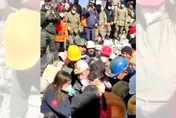 影/土敘強震再傳奇蹟！6歲女童受困178小時生還　救援人員激動直呼：上帝是偉大的